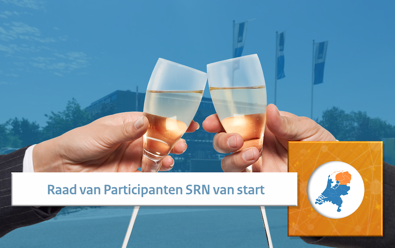 Beeld van twee champagneglazen tegen de achtergrond van het gebouw van Doc-Direkt in Winschoten met de tekst 'Raad van Participanten SRN van start'