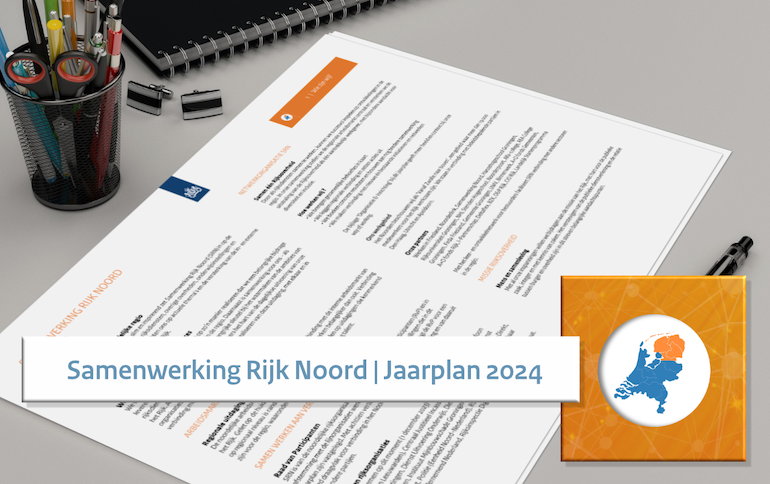 Beeld van een bureau met daarop het SRN-jaarplan 2024 met daarbij de tekst 'Samenwerking Rijk Noord - Jaarplan 2024'