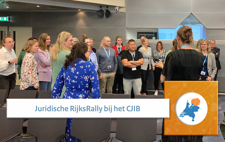 Beeld van deelnemers aan een vorige editie van de Juridische RijksRally met de tekst 'Juridische RijksRally bij het CJIB'