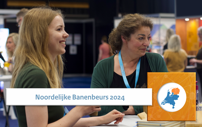 Beeld van twee rijksmedewerkers tijdens een eerdere editie van de Noordelijke Banenbeurs met daarbij de tekst 'Noordelijke Banenbeurs 2024'