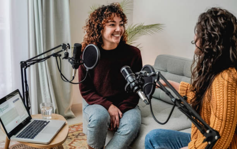 Foto van studenten die een podcast maken