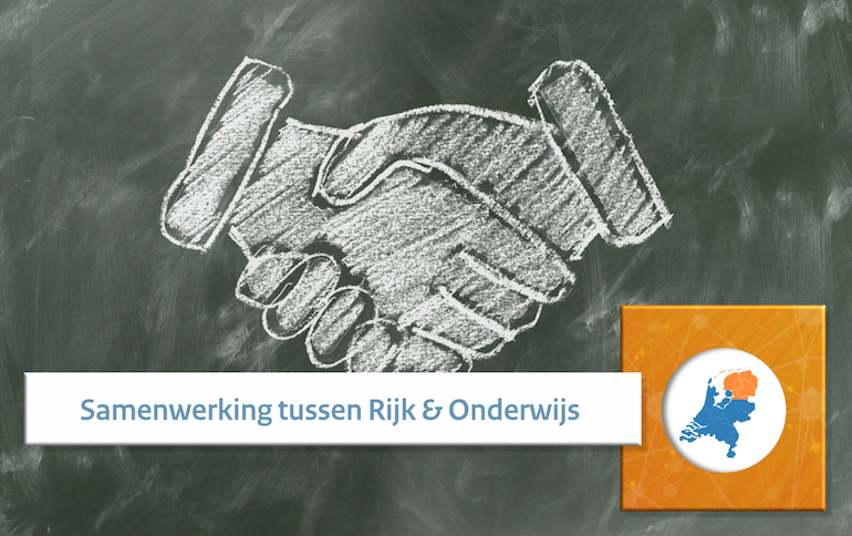 Beeld van een schoolbord met een handdruk erop met de tekst 'Samenwerking tussen Rijk en Onderwijs'