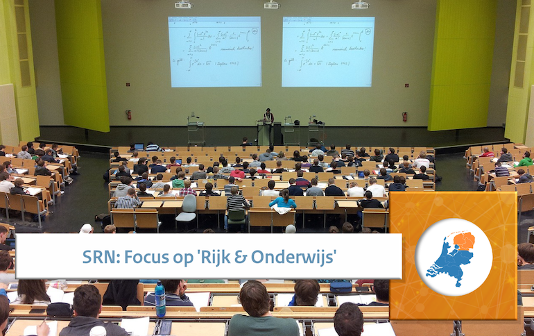 Beeld van een collegezaal met studenten met daarbij de tekst 'SRN Focus op Rijk & Onderwijs'