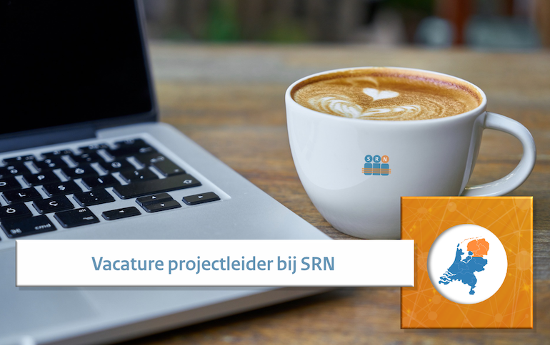 Beeld van een laptop en een kop koffie met de tekst 'Vacature projectleider bij SRN'