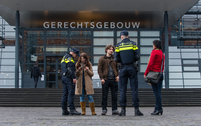 Foto van gerechtshof met politie