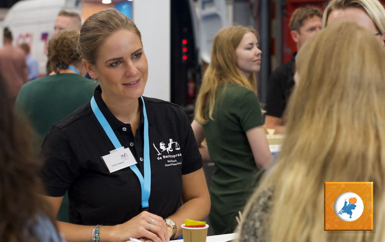 Beeld van een vertegenwoordiger van een rijksdienst tijdens een editie van de Noordelijke Banenbeurs